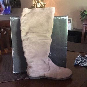 Bearpaw Slouchy women’s boots. Genuine Suede.